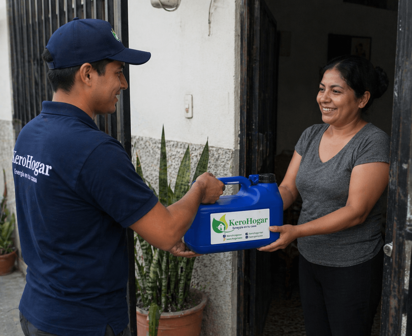 Repartidor de Kerohogar entregando bidón de parafina al cliente en su casa - Santiago